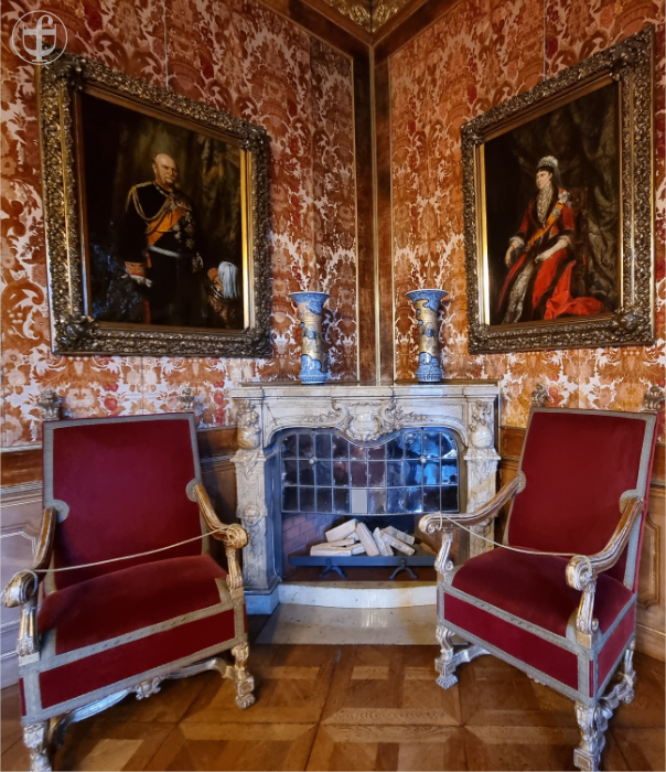 Kaiserzimmer ist in Gold- und Rottönen gehalten. Die Tapete ist gewobene Seide von Daniela Joss