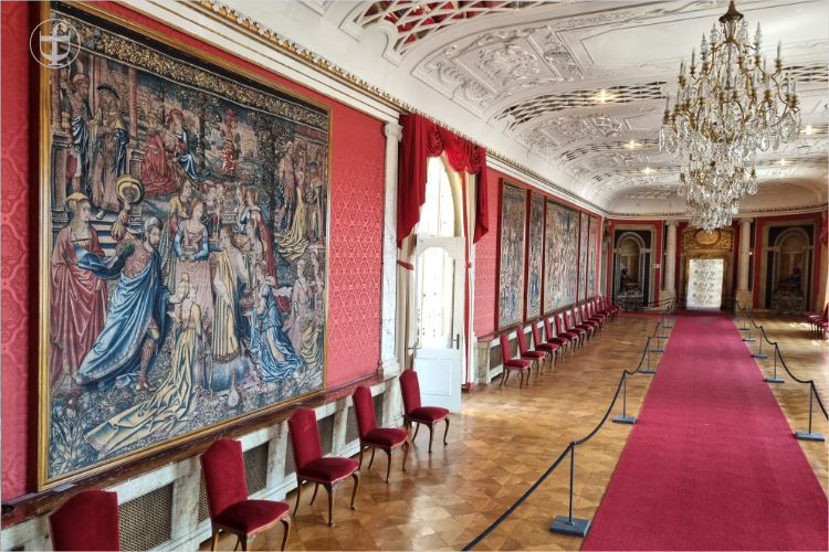 Saal mit riesigen Wandteppichen von Daniela Joss