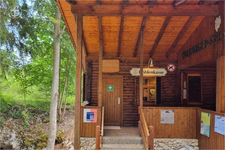 Holzhaus mit Beschilderung Höhlenkasse von Daniela Joss