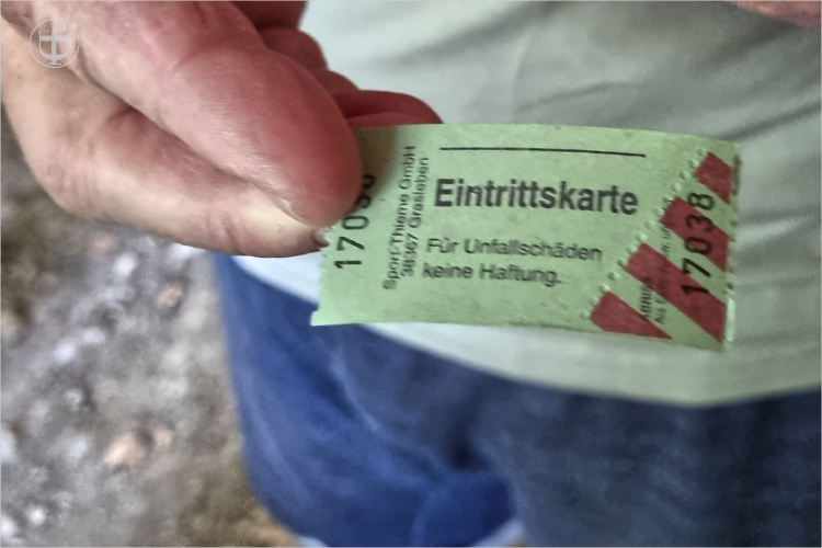 Eintrittskarte mit Aufschrift, Für Unfallschäden keine Haftung von Daniela Joss