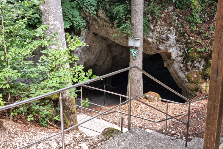 Lange Treppe zu der Höhle von Daniela Joss