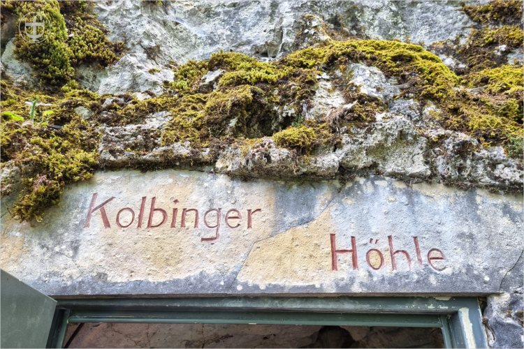 Felswand mit der Aufschrift Kolbinger Höhle von Daniela Joss