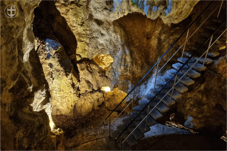 Steile Treppe in einer Karsthöhle von Daniela Joss