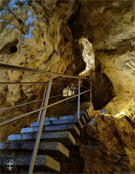 Steile Treppe in einer Karsthöhle von Daniela Joss