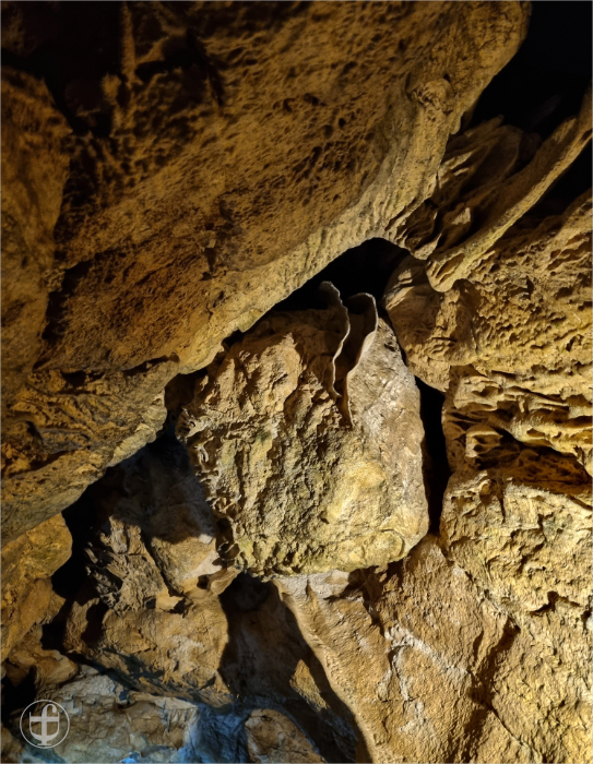 Karsthöhle, ausgewaschene Felsformationen von Daniela Joss