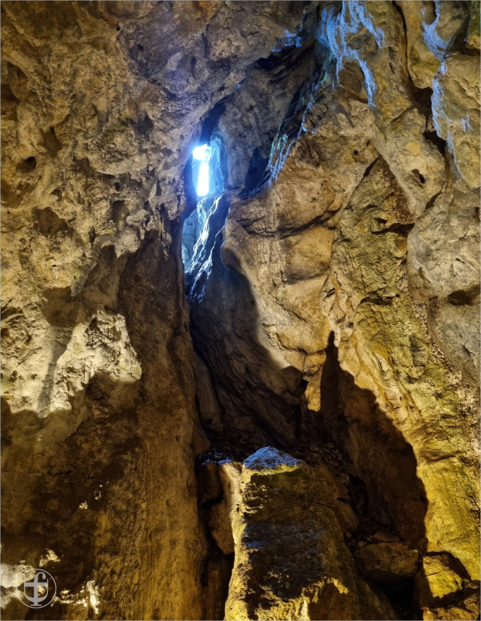 Karsthöhle, ausgewaschene Felsformationen von Daniela Joss