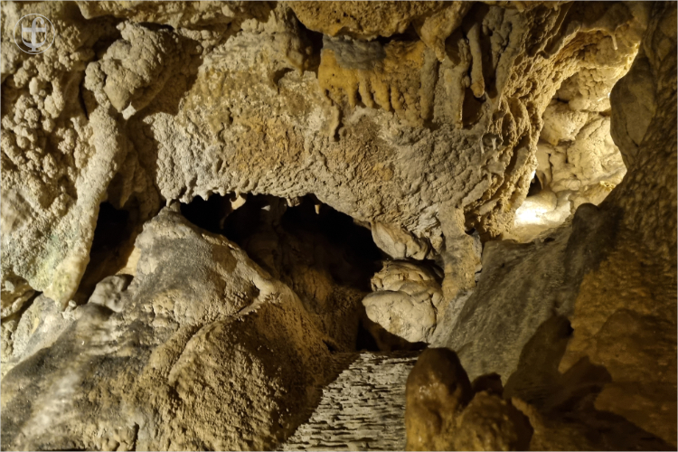 zerstörte Tropfsteinhöhle von Daniela Joss