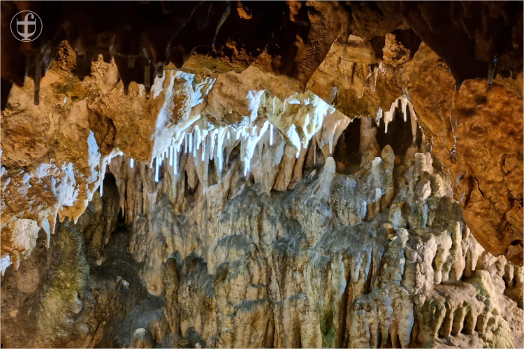 zerstörte Tropfsteinhöhle von Daniela Joss