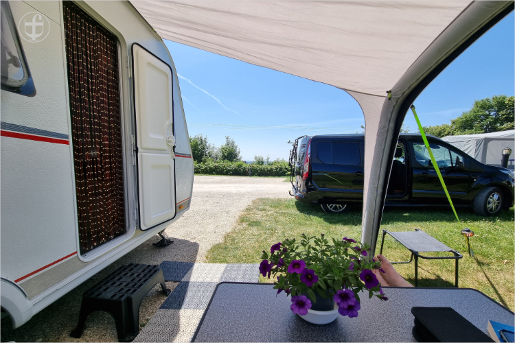 Gemütlicher Sitzplatz vor dem Wohnwagen auf dem Campingplatz von Daniela Joss