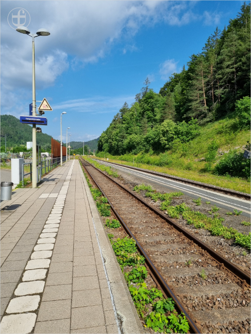 Bahnhof, Perron und Schienen in Fridingen von Daniela Joss