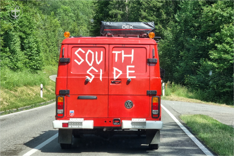 Roter Volkswagen LT Transporter mit einer weissen SOUTH SIDE Graffity-Aufschrift auf der Hecktüre von Daniela Joss