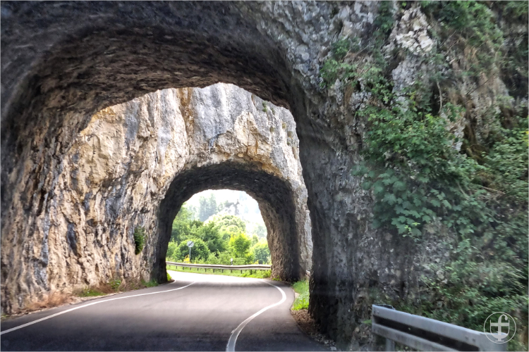 Teufelslochfelsen überspannt die Strasse von Daniela Joss