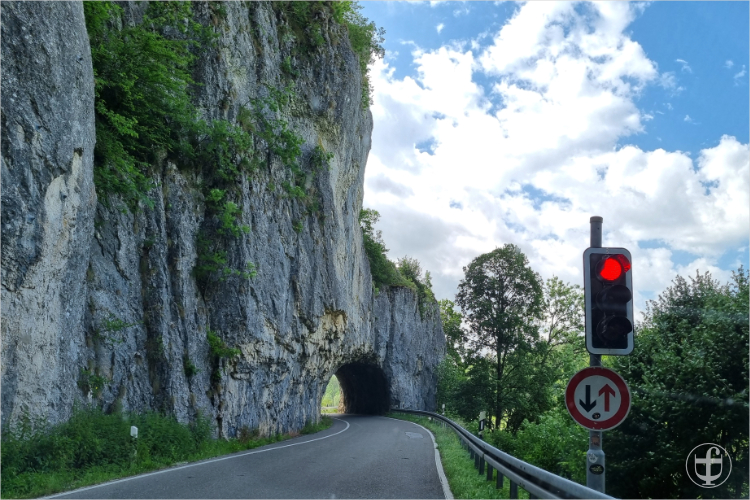Teufelslochfelsen überspannt die Strasse von Daniela Joss