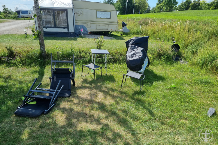 Umgekippte Tische und Stühle auf dem Vorplatz von Daniela Joss