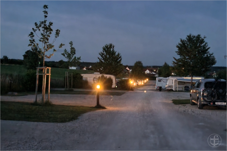 Abendstimmung mit Wegbeleuchtung die wie kleine Sterne am Wegesrand aussehen von Daniela Joss