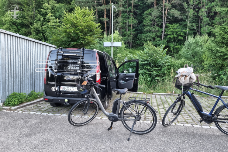 Parkplatz Bahnhof Friedingen, Ford und Fahrräder von Daniela Joss