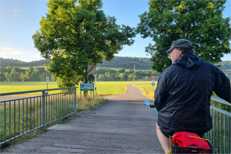 Kleine Brücke, ländliche Umgebung mit Wiesen und Feldern von Daniela Joss