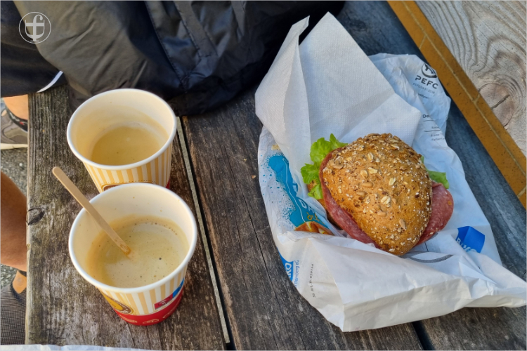 Kaffee und Brötchen von Daniela Joss