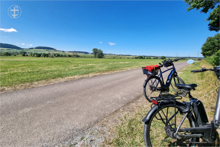 Unsere Fahrräder am Wegesrand von Daniela Joss