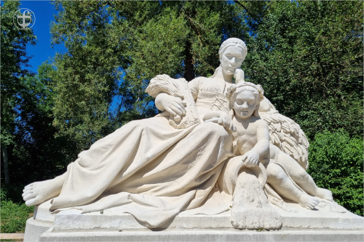 Skulptur stellt die Mutter Baar dar, die die junge Donau als Kind auf ihrem Schoss hält von Daniela Joss