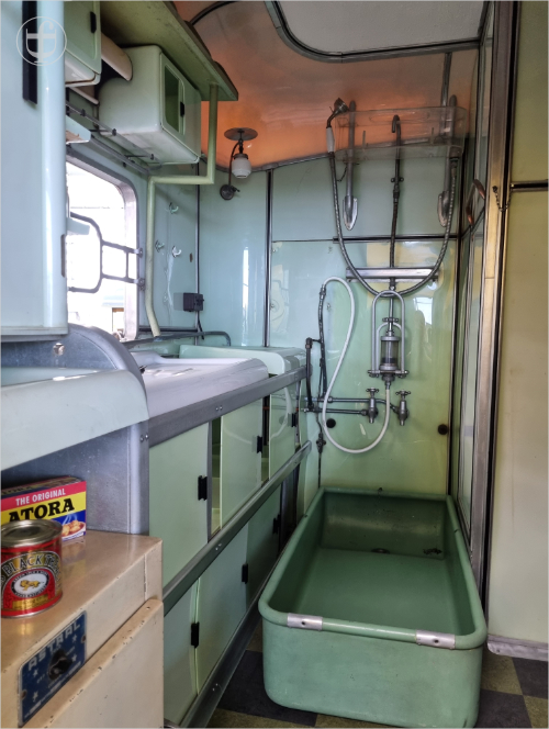 Badezimmer mit herunter klappbaren Badewanne im Caravan Knight von Daniela Joss